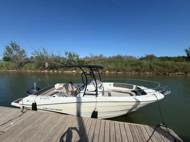 Hire Motorboat Jeanneau with a boat licence