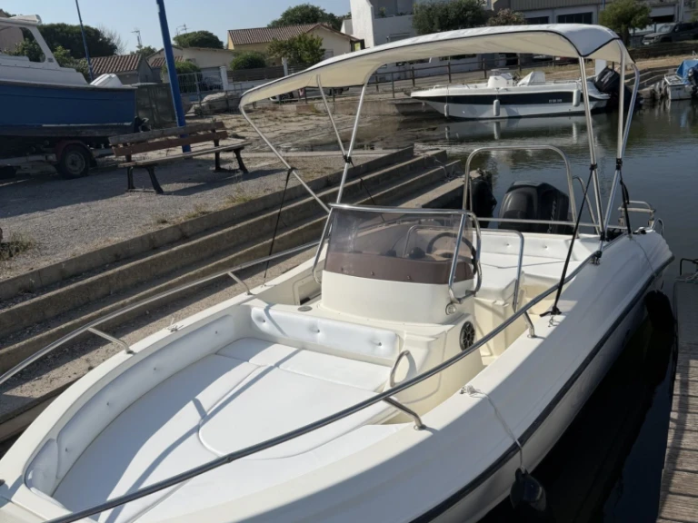 Hire Motorboat Ranieri with a boat licence