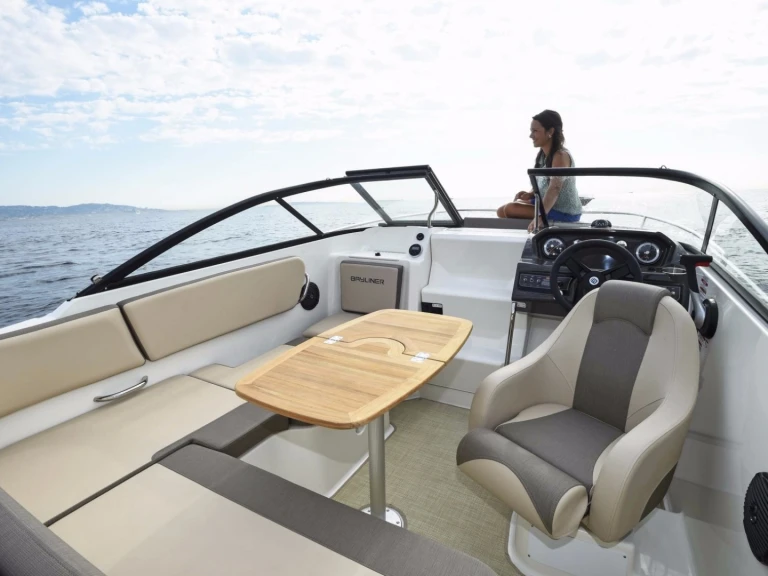 Hire a Bayliner VR6 Marseille