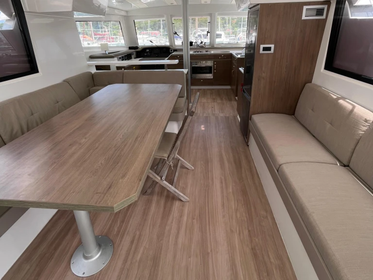Yacht hire La Paz cheap Bali Catspace Voile