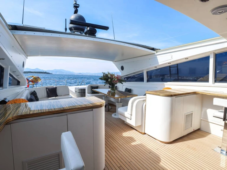 Hire Luxury Yacht Cantieri di Arno with a boat licence