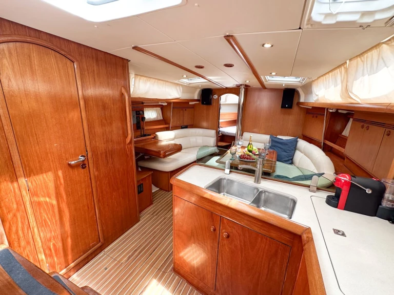 Hire Sailboat Jeanneau with a boat licence