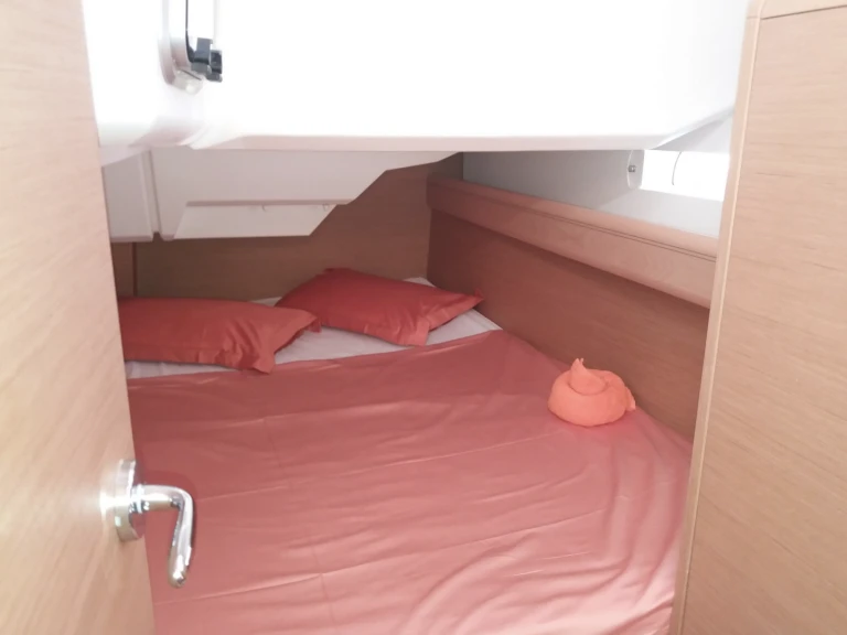 Sailboat to hire Le Marin at the best price
