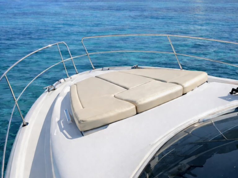 Hire Motorboat Jeanneau with a boat licence