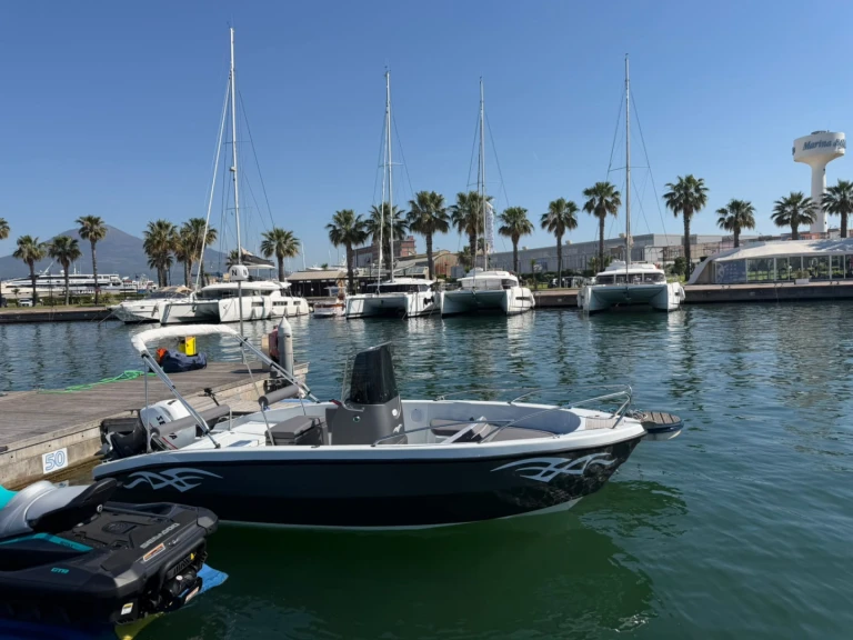 Hire Motorboat Yamaha with a boat licence