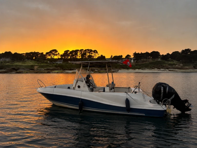 Charter a Quicksilver Quicksilver 800 Commander in Lorient on Samboat