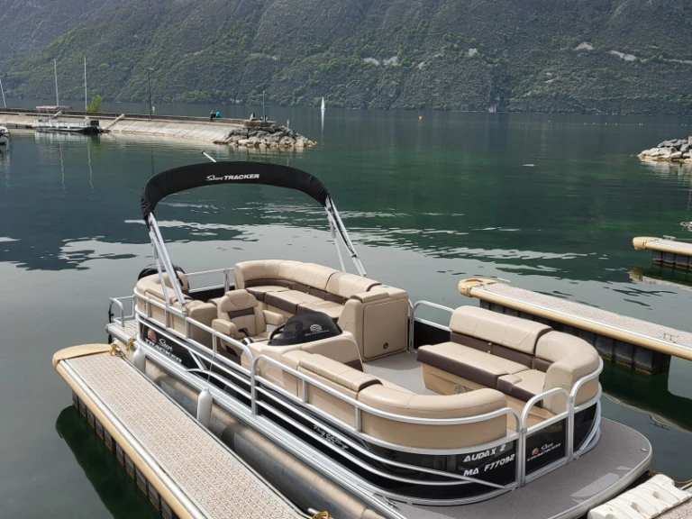 Charter a Tracker Marine LLC Sun Tracker Party Barge 22 in Aix-les-Bains on Samboat