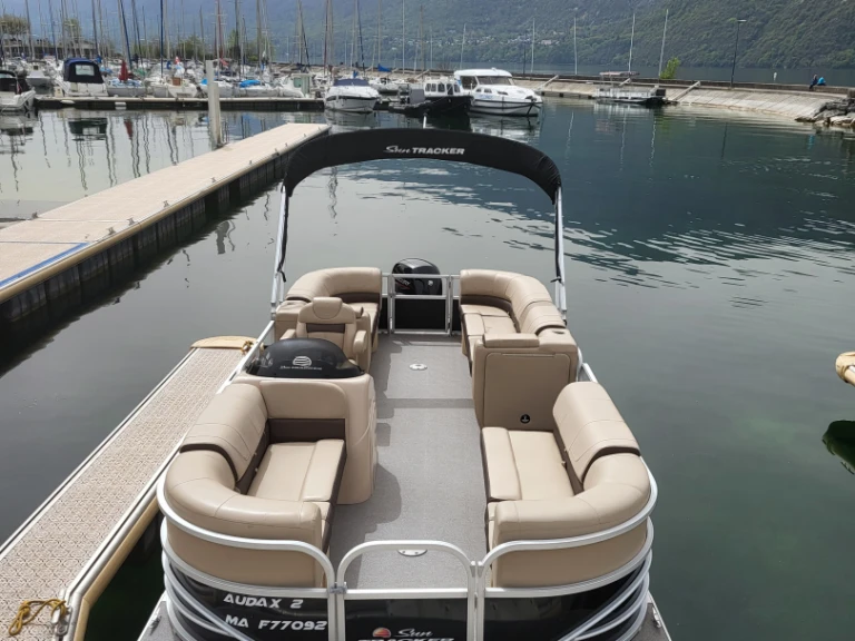 Hire Motorboat with or without skipper Tracker Marine LLC Aix-les-Bains