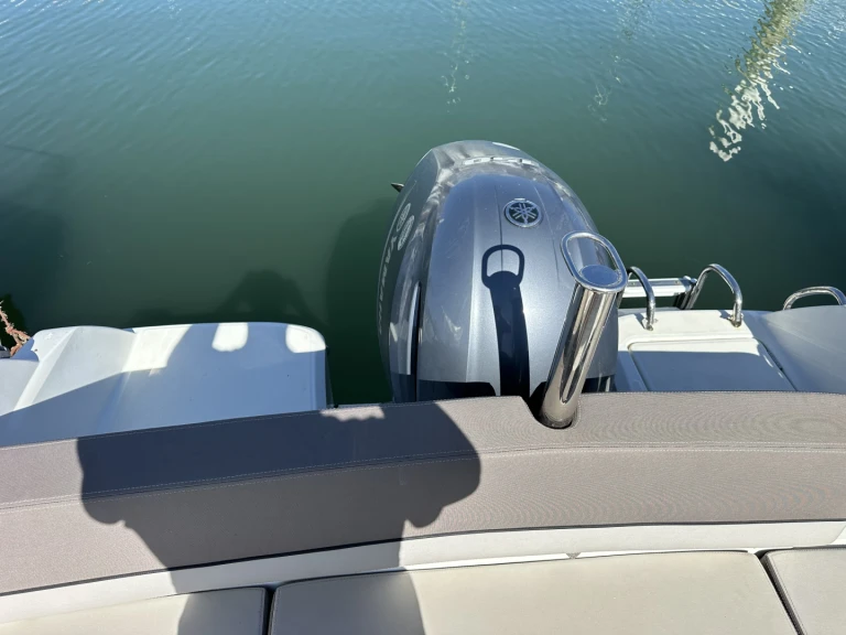 Hire Motorboat Jeanneau with a boat licence
