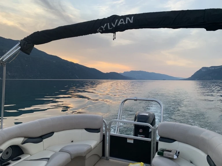 Smoker Craft Inc Sylvan Mirage Cruise charter bareboat or skippered in  Aix-les-Bains