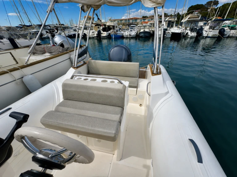 Hire RIB Capelli with a boat licence