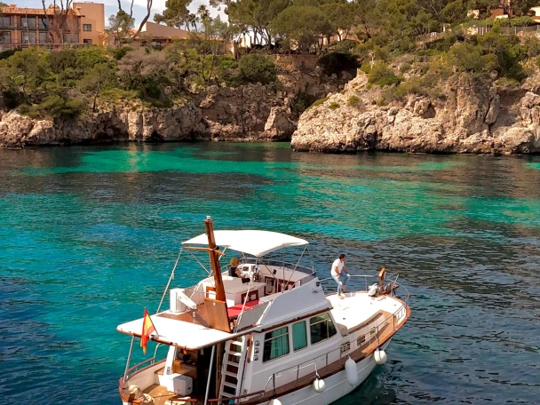 Hire Motorboat Myabca with a boat licence