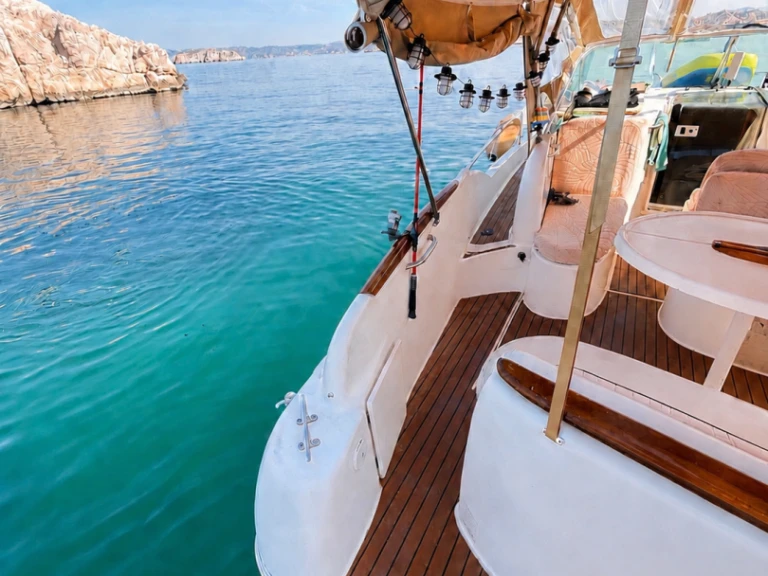 Yacht charter Marseille - Jeanneau Leader 805 on SamBoat