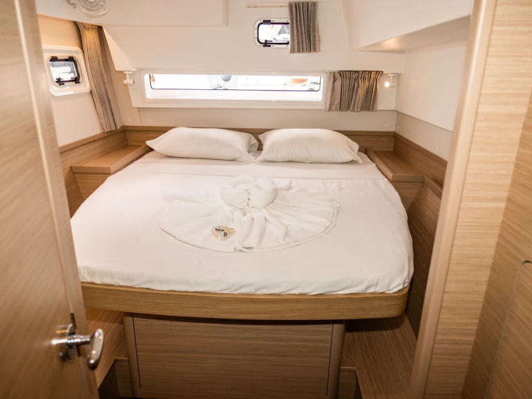 Yacht hire Mahé cheap Lagoon 42