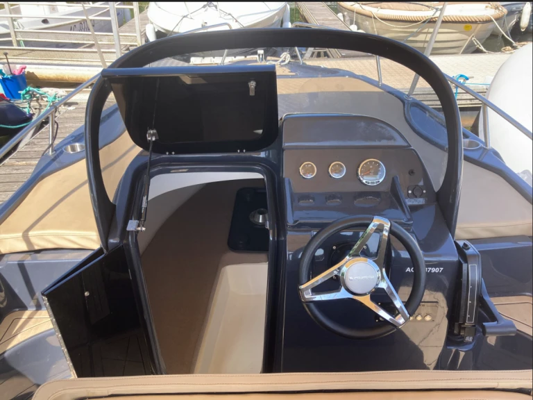 Hire Motorboat Nireus with a boat licence