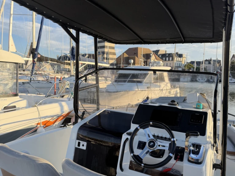 Hire Motorboat with or without skipper Bénéteau Deauville