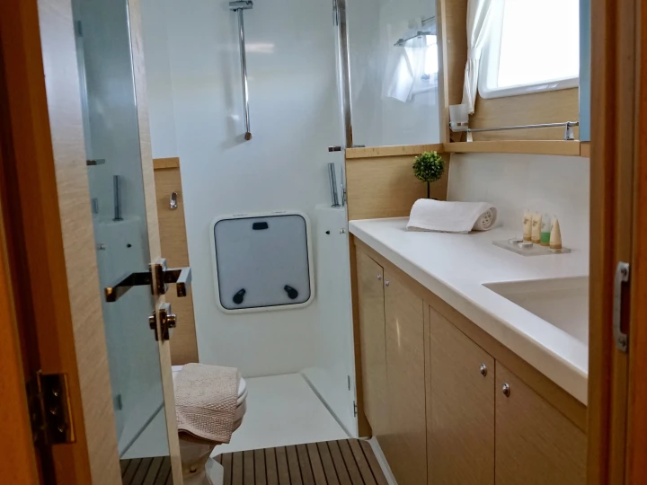 Charter a Lagoon Lagoon 450 F in Sant Antoni de Portmany on Samboat