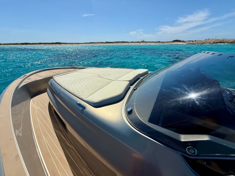 Hire Motorboat Solaris Power with a boat licence