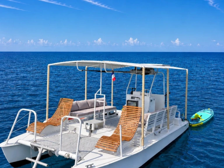 Catamaran hire in Golfe-Juan - Capados Catabarge