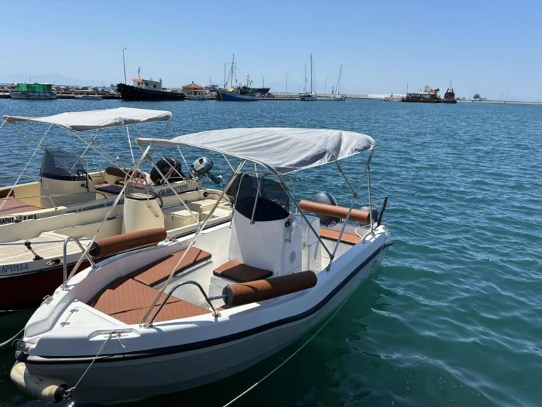 Motorboat to hire Néa Moudhaniá at the best price