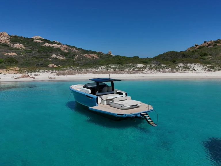 Motorboat hire in Poltu Quatu - BELLINI Astor 36