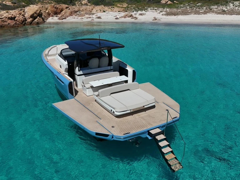 Hire Motorboat BELLINI with a boat licence