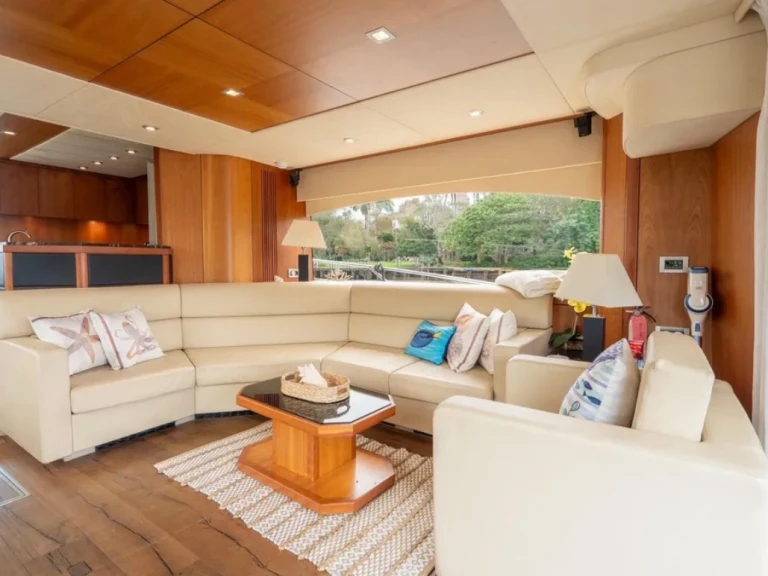 Charter a Sunseeker Manhattan 80 in Miami on Samboat