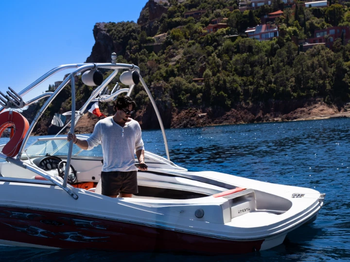 Hire Motorboat Sea Ray with a boat licence