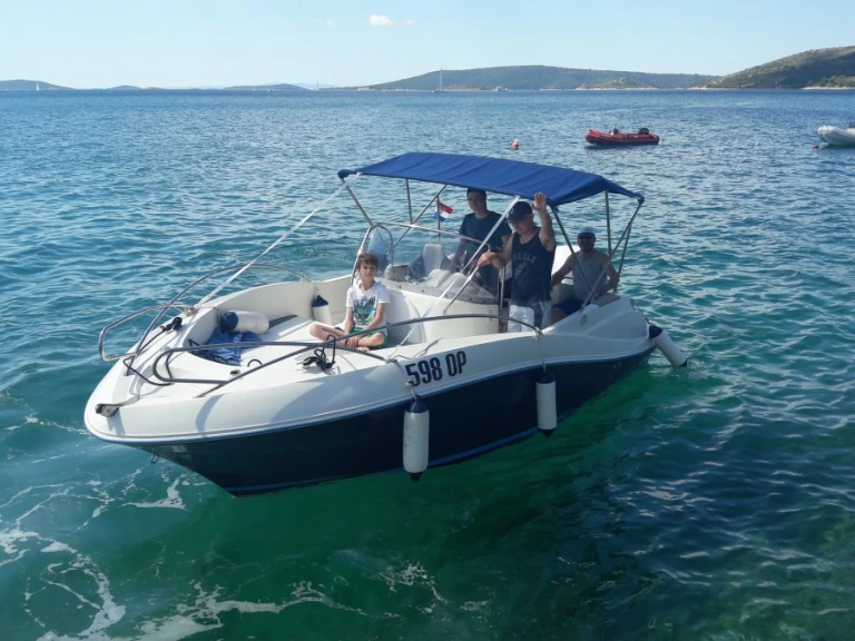 Charter a Quicksilver Quicksilver 635 Commander in Split on Samboat