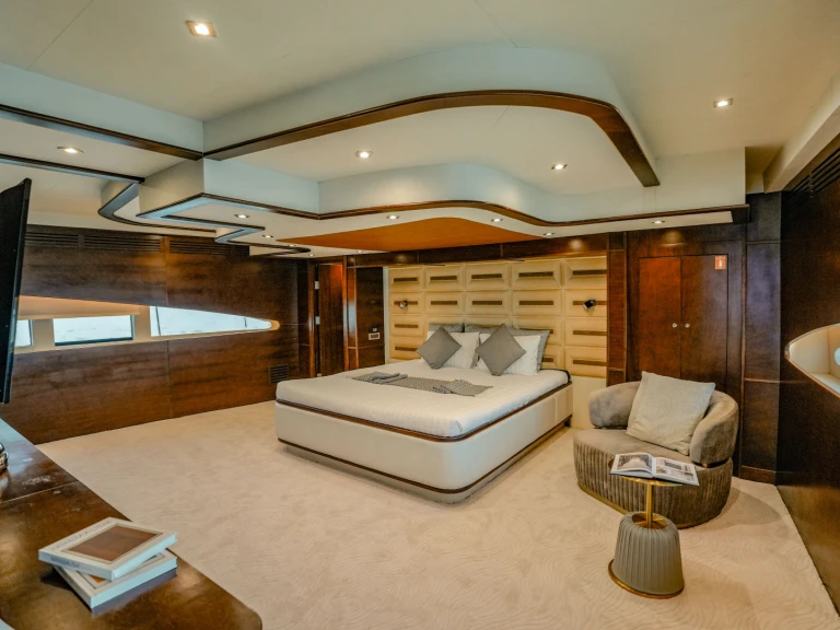 Hire a  Luxury Motor Yacht S Dubai Marina