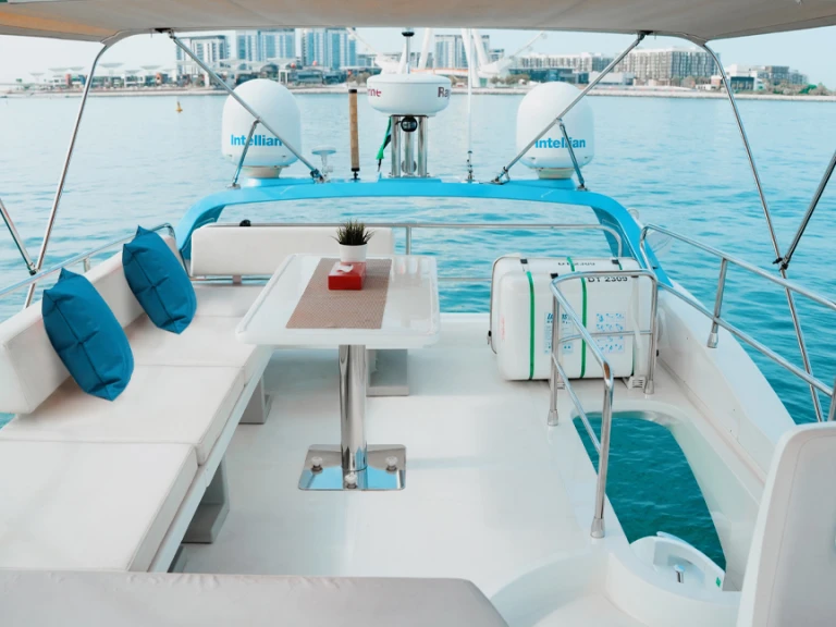 Charter a Azimut Azimut 50 X33 in Dubai Marina on Samboat