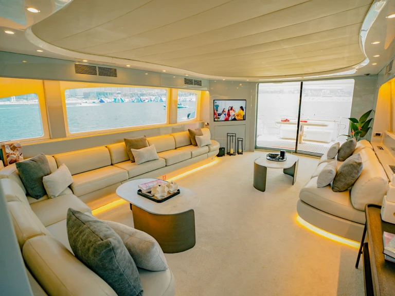 Hire Luxury Yacht  with a boat licence