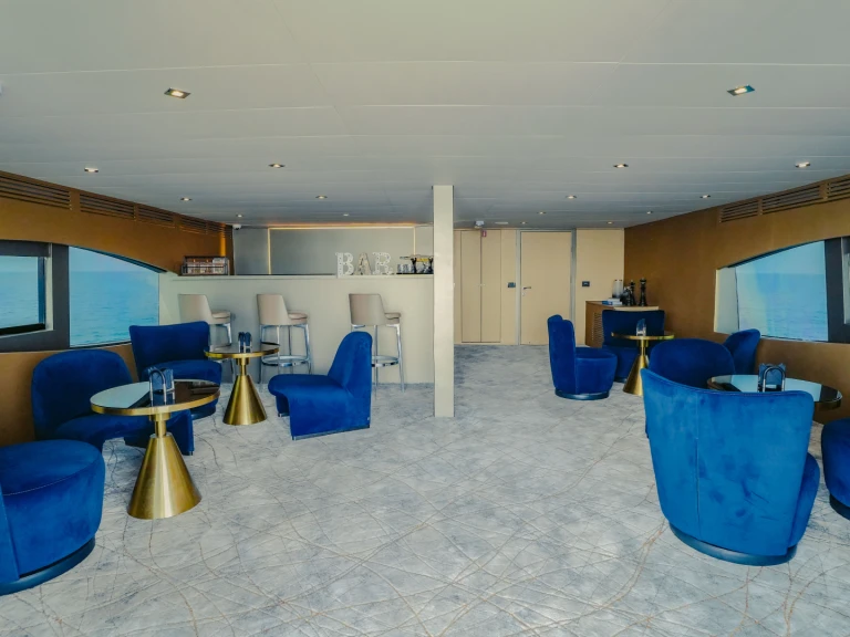 Hire Luxury Yacht  with a boat licence