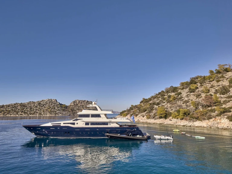 Luxury Yacht to hire Piraeus at the best price