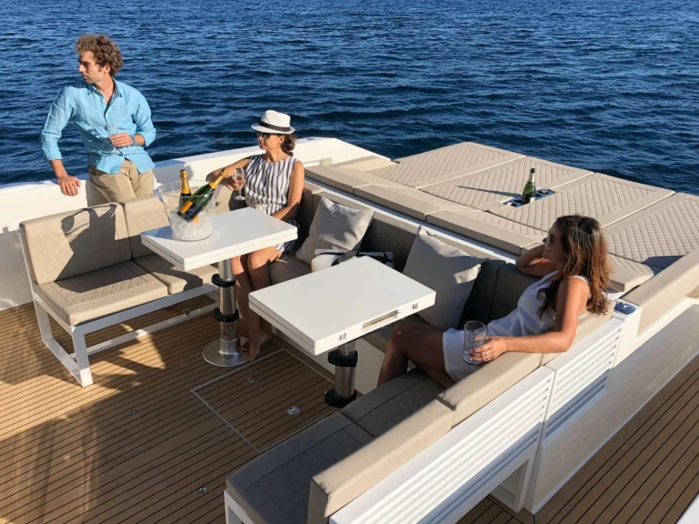 Hire Luxury Yacht De Antonio with a boat licence