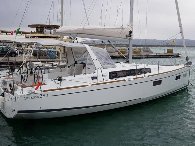 Yacht charter Livorno - Bénéteau Oceanis 38.1 on SamBoat