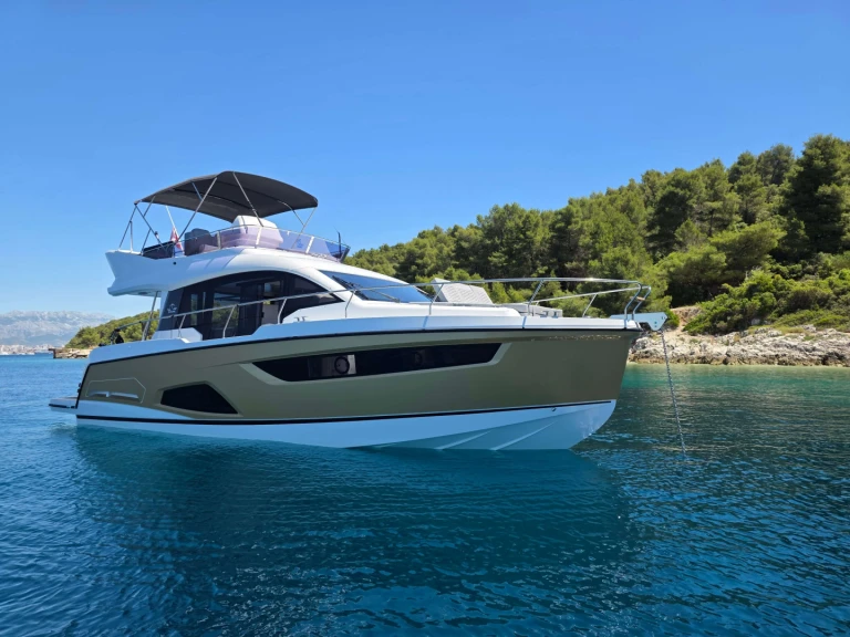 Hire Luxury Yacht with or without skipper Sealine Kaštela