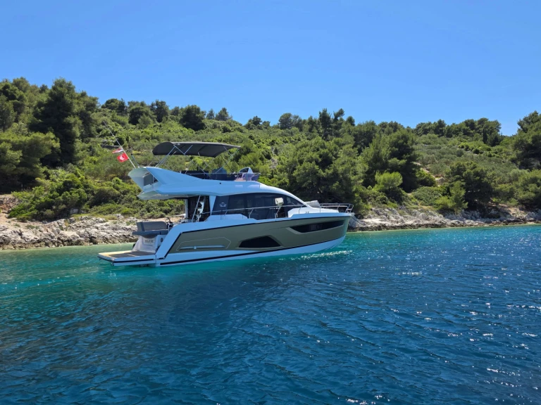 Hire Luxury Yacht Sealine with a boat licence