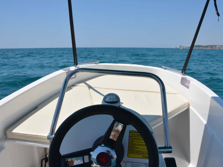 Hire Motorboat  with a boat licence