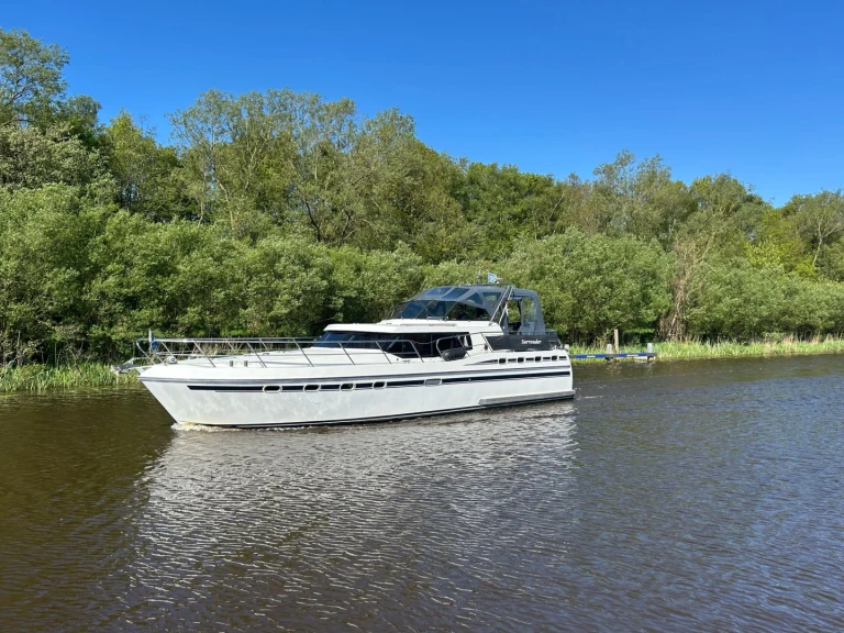Hire Motorboat De Drait with a boat licence