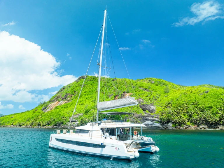 Charter a Bali Bali 5.4 in Eden Island on Samboat