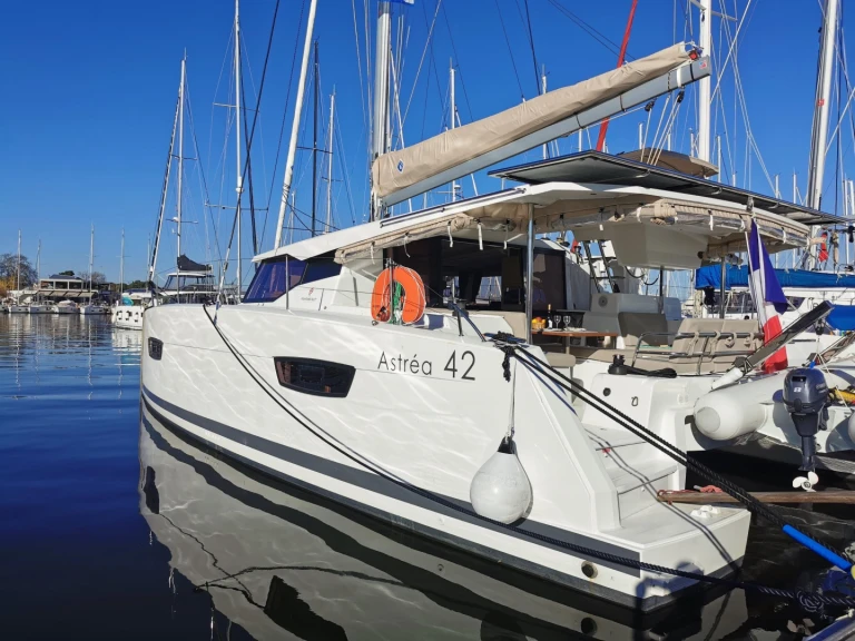 Hire Catamaran Fountaine Pajot with a boat licence