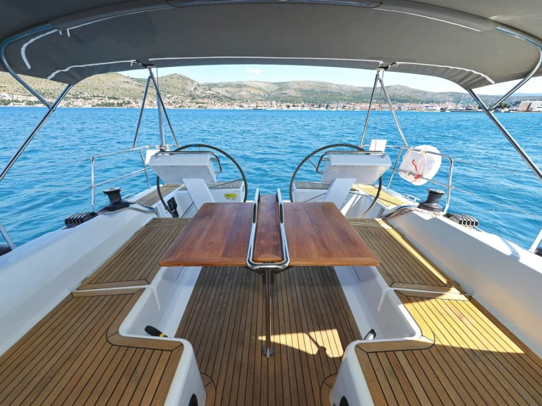 Sailboat to hire Seget Donji at the best price