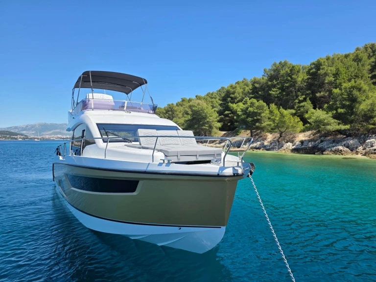 Hire Luxury Yacht Sealine with a boat licence