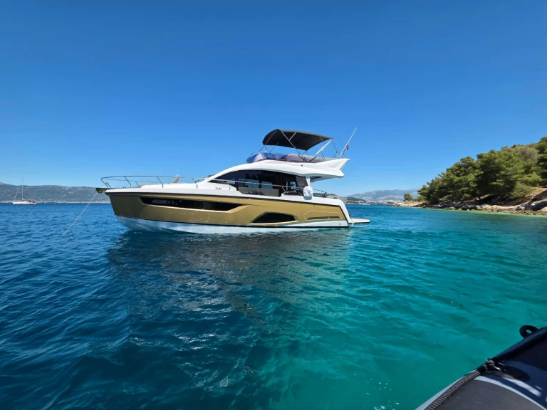 Luxury Yacht to hire Kaštela at the best price