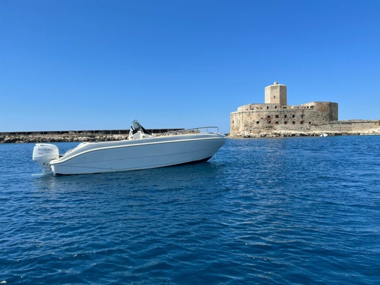 Hire Motorboat Ultramar with a boat licence