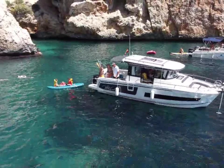 Hire Motorboat Jeanneau with a boat licence