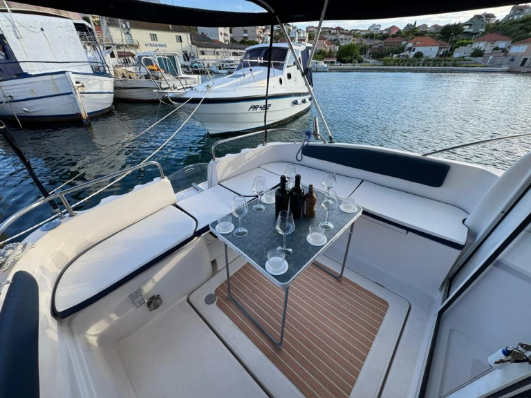 Hire a Quicksilver Quicksilver 700 Week-End Preko