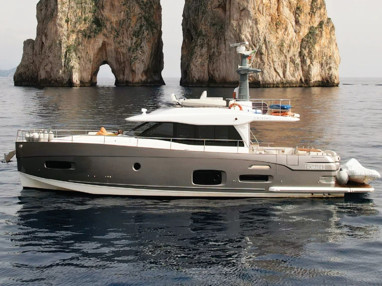 Motorboat to hire Naples at the best price