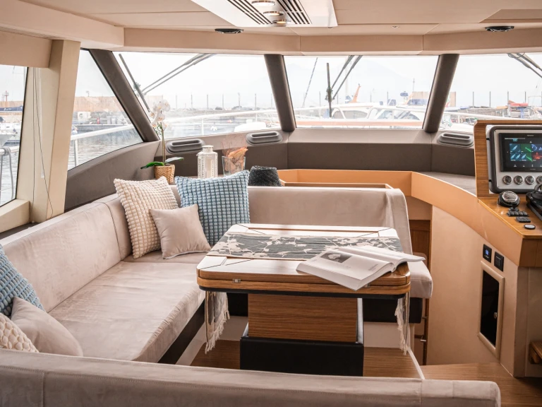 Hire Motorboat Azimut with a boat licence